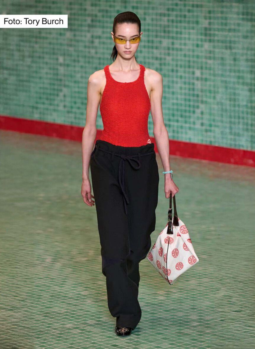 esqueleto rojo para mujer de moda